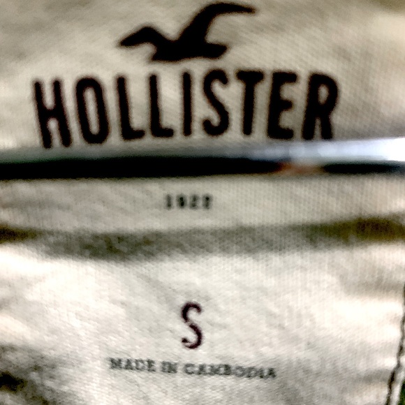Vintage Long sleeve Hollister shirt ! It’s has the H C O logo on the front - Picture 6 of 8